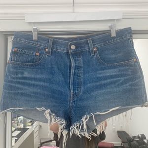 Vintage Levi’s 501 Denim Shorts 💙🤍